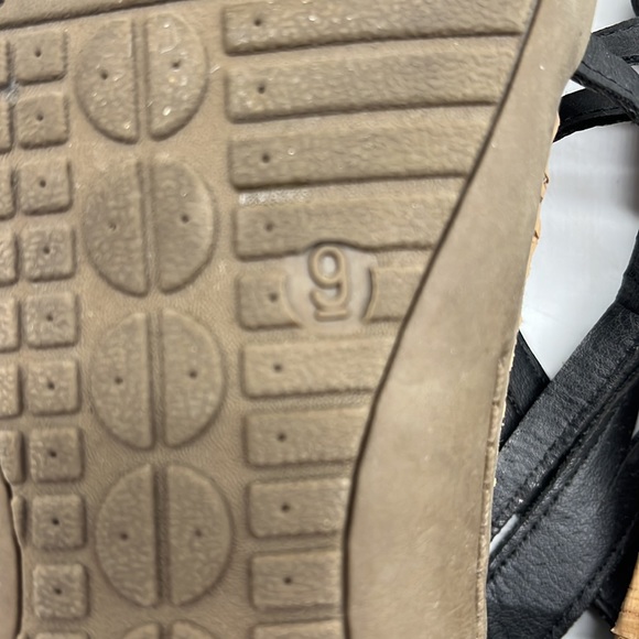 Bearpaw Black Suede Sandal Size 9. BSN2679D - Picture 7 of 8